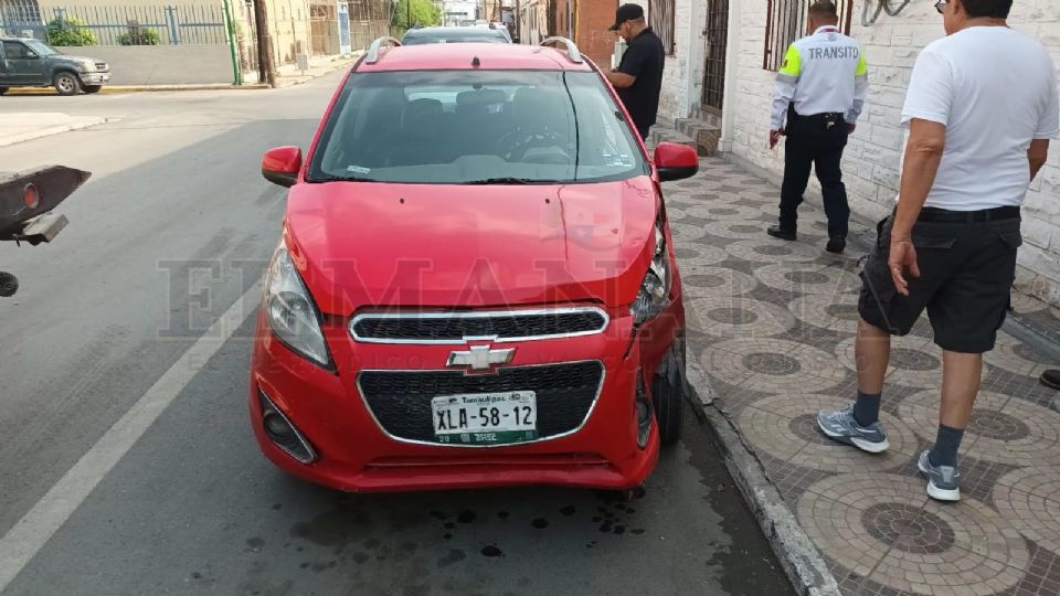 La fémina chocó contra otra mujer conductora, obstruyendo el tránsito durante varios minutos en lo que resolvían la responsabilidad