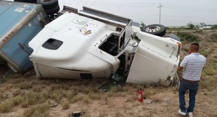 Trailero ve la muerte de cerca tras volcar en el Libramiento Mex 2 en Nuevo Laredo