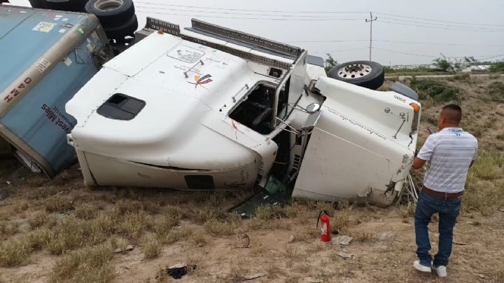 Trailero ve la muerte de cerca tras volcar en el Libramiento Mex 2 en Nuevo Laredo