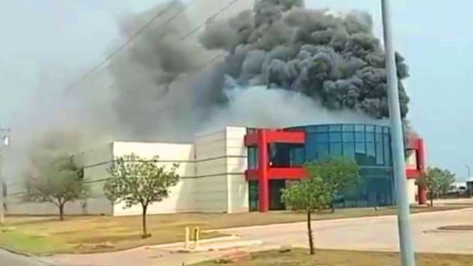 Bodega es consumida por llamas en Laredo, Texas