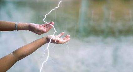 Tres niños son alcanzados por rayo durante tormenta eléctrica | VIDEO