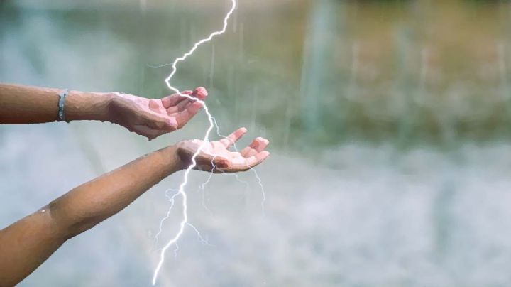 Tres niños son alcanzados por rayo durante tormenta eléctrica | VIDEO