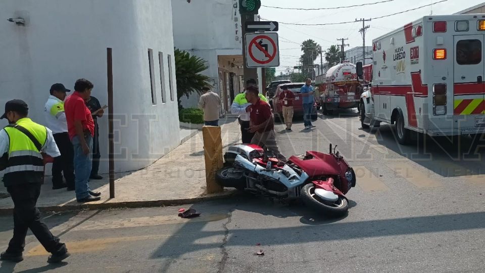 El hombre mayor vio pasar su vida en un segundo, al derrapar y casi morir atropellado por el costado de esta pipa de gas butano