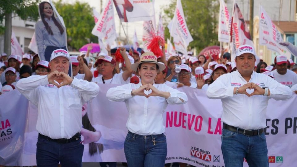 Visita Carmen Lilia Canturosas a vecinos de la colonia Américo Villarreal