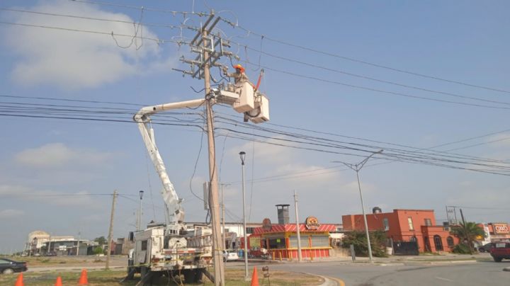 Llegan refuerzos de trabajadores de la CFE a restablecer suministro eléctrico que dejó la tormenta