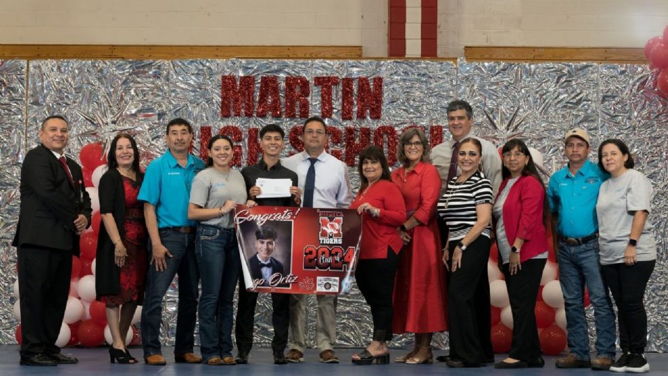 Con apoyo de casi 22 millones de dólares en becas se gradúan estudiantes de preparatoria en Laredo