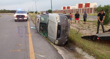 Pareja sufre terrible volcadura en Bulevar Colosio; la mujer está embarazada