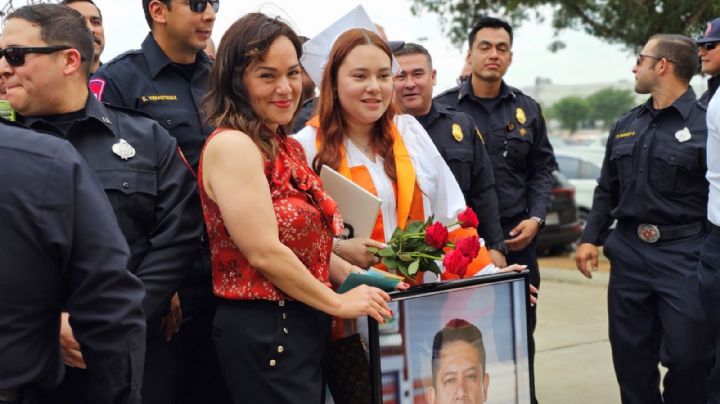 Hija de héroe de Laredo se gradúa y es sorprendida con flores por Departamento de Bomberos de Laredo