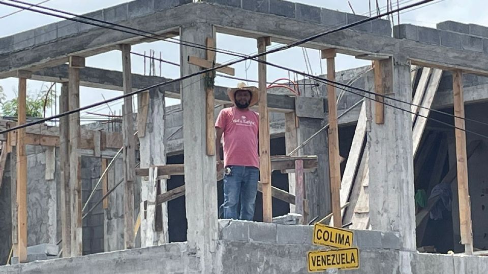 Los trabajadores colocaron sus cruces de madera en la obra