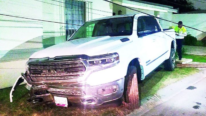 Conductor de flamante camioneta causa destrozos en la colonia Madero; tumba dos postes y una mufa