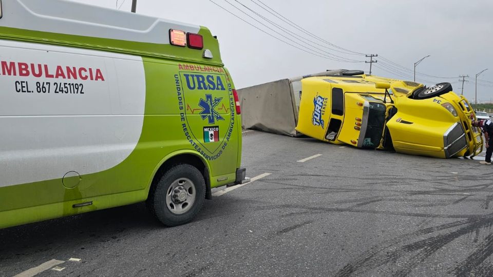 Un trailero salió vivo tras volcar en el Segundo Anillo Periférico