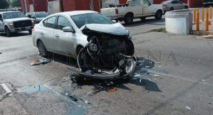 Fuerte choque en la Colonia Guerrero; unidad quedó completamente destrozada