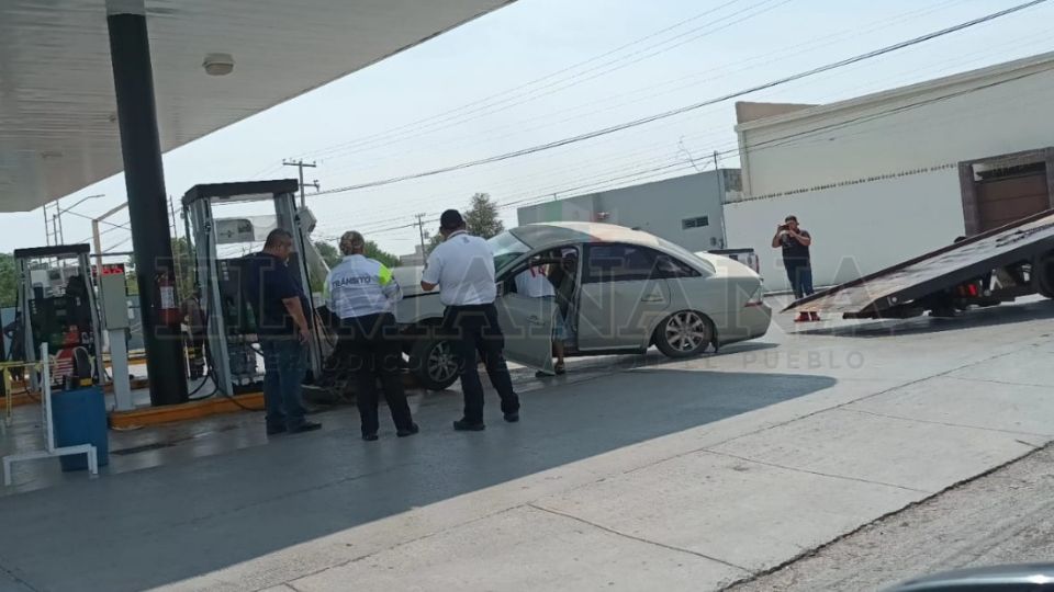 Solo daños materiales hubo en este peligroso accidente, el cual presuntamente se debió al daño de los frenos del auto implicado