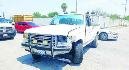 Vieja camioneta Ford destroza carro en la Pancho Villa; le invadieron el carril