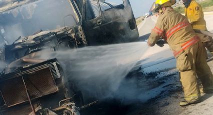 Trailero se salva de morir calcinado en la autopista a Nuevo Laredo