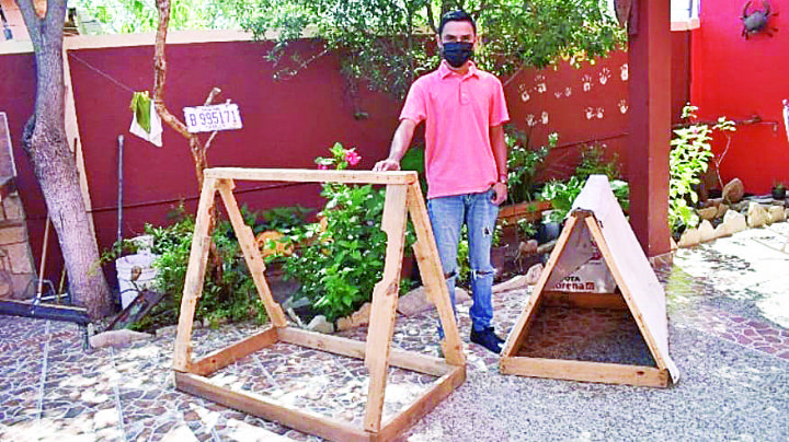 Convierten lonas políticas en refugios para animalitos