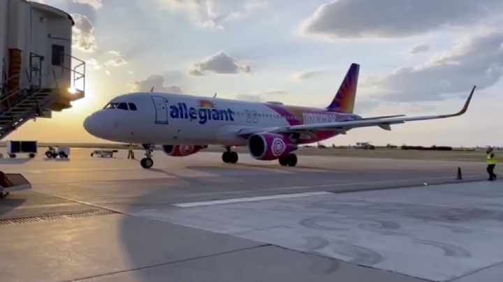 Sale el primer vuelo de Laredo, Texas, a Los Ángeles, California | VIDEO