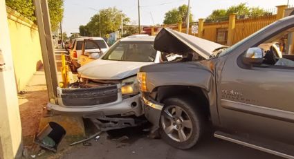 Joven acelerado se pasa el rojo y se estrella brutalmente con camioneta en la colonia Guerrero