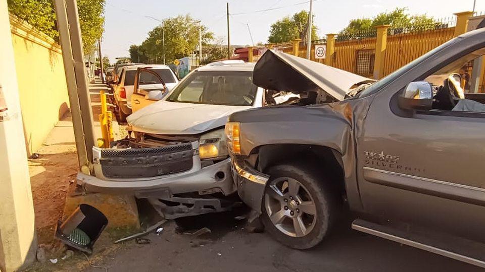 Joven acelerado se pasa el rojo y se estrella brutalmente con camioneta en la colonia Guerrero