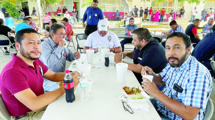 Con amor, alumnos festejan a los papás en primaria