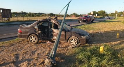 Aparatoso accidente deja auto destruido en Bulevar Colosio; conductora se salvó de milagro