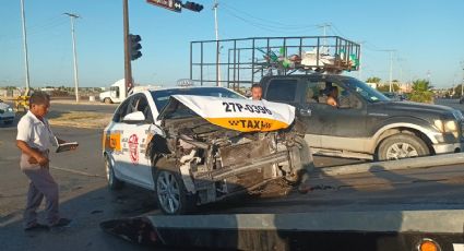 Impactante choque deja destruido frente de taxi en Eva Sámano y Municipio Libre