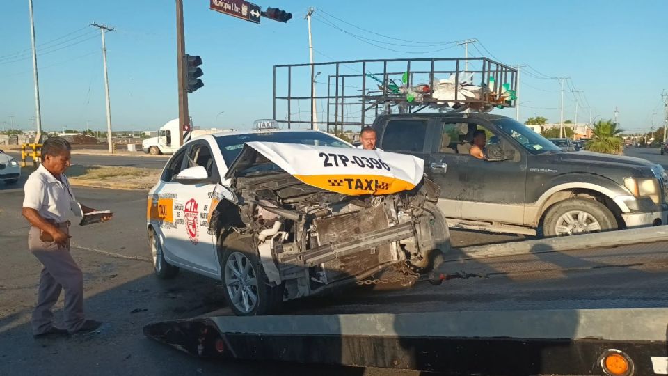 El taxi quedó con severos daños