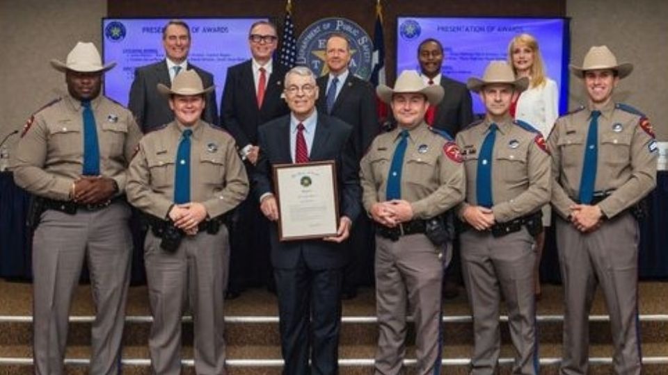 Steven McCraw, Director Ejecutivo del DPS de Texas, recibió el premio “Salva Vidas”.