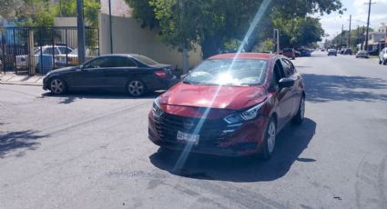 Abuelito en su Mercedes-Benz choca en la colonia Infonavit de Nuevo Laredo