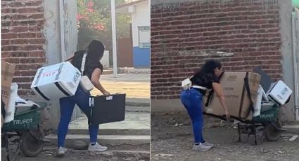 Funcionaria lleva material del INE en carretilla y se gana el aplauso en redes sociales | VIDEO