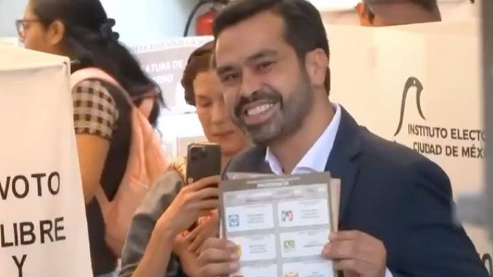 Elecciones 2024: Jorge Máynez pone su voto en urna de la Colonia Roma