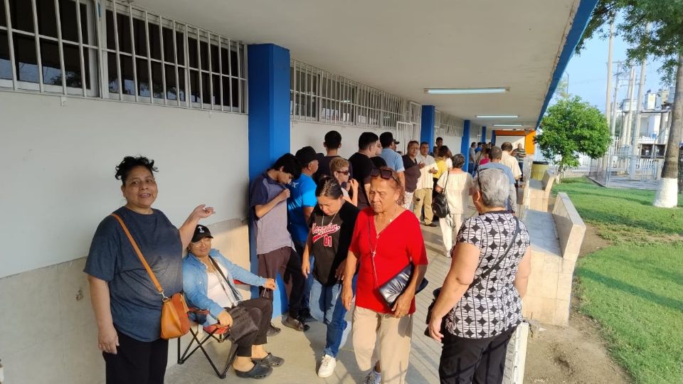 Salen ciudadanos a votar a las casillas