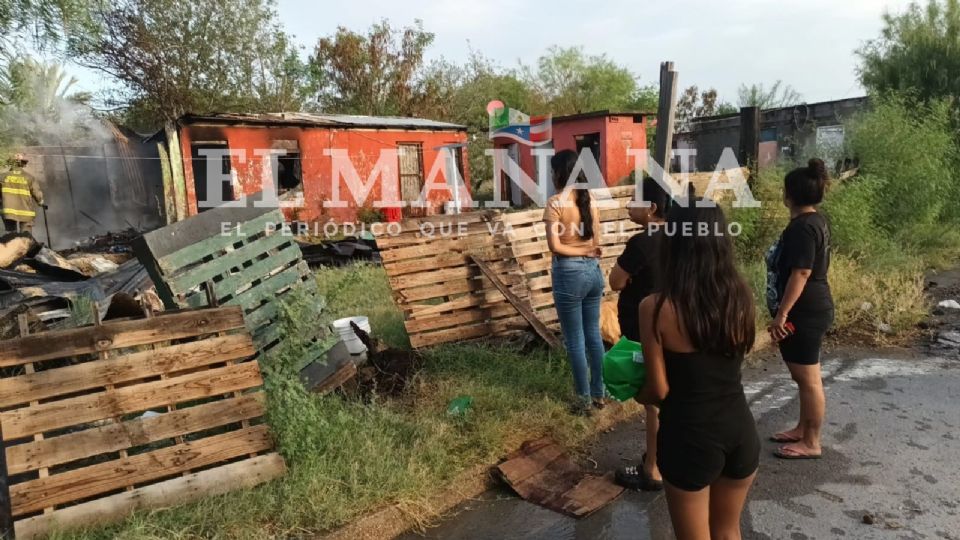 La madre y tres hijas fueron vistas en los alrededores, lamentándose por la destrucción de su casa.