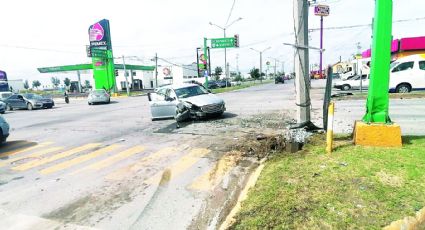 Mujer estrella su carro con camellón y poste de luz en Nuevo Laredo; se da a la fuga