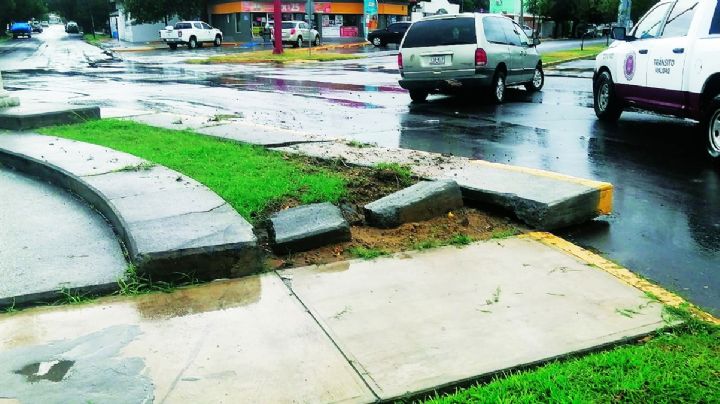 Casi se 'echa' a los Niños Héroes: destroza con su minivan parte de la rotonda de la Viveros