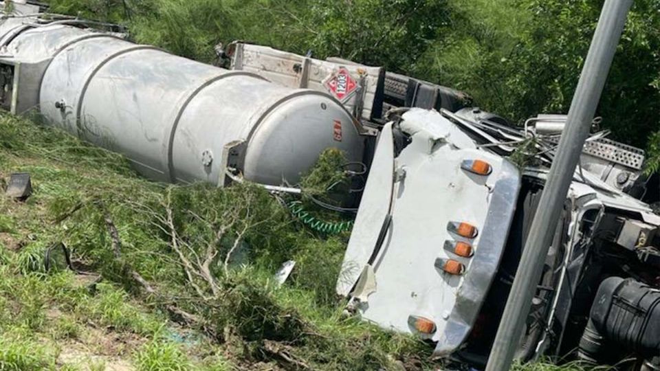 Camión cisterna termina volteado en Laredo