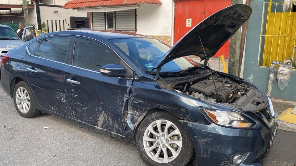 Cafre al volante provoca brutal encontronazo, lesiona a mujer y huye del lugar en Nuevo Laredo