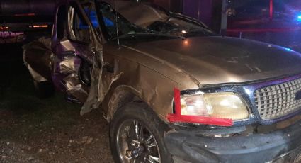 Quería ganarle el paso a tren y camioneta fue embestida en Laredo; conductor se salvó de milagro