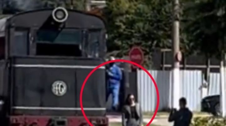 Maquinista de tren evita tragedia y patea a mujer tomándose una selfie | VIDEO
