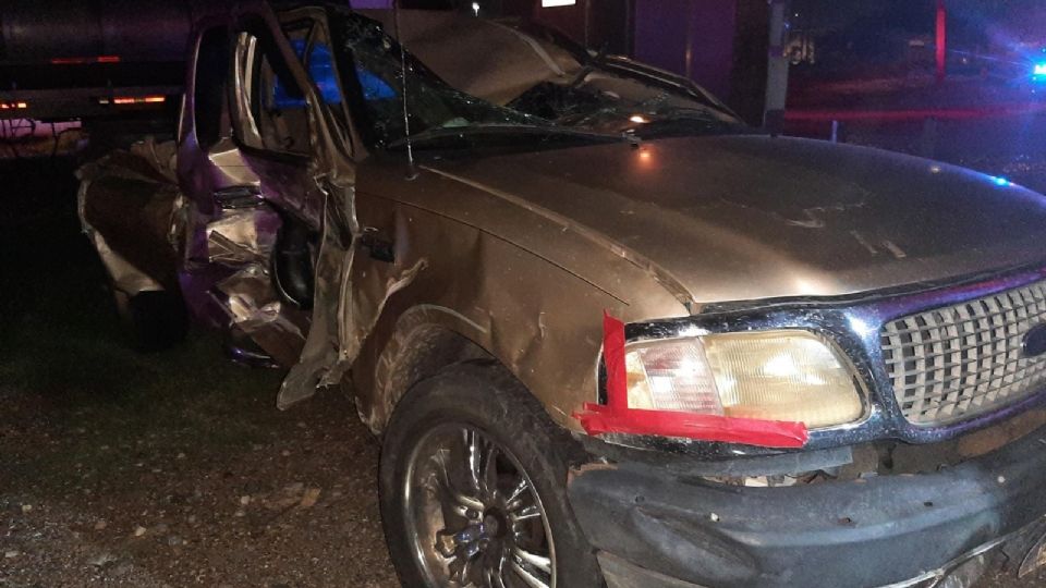 Algunas lesiones leves se llevó el conductor de esta troca, cuando en la madrugada de este miércoles se le atravesó al tren en la esquina de Convent y Moctezuma, centro histórico de Laredo