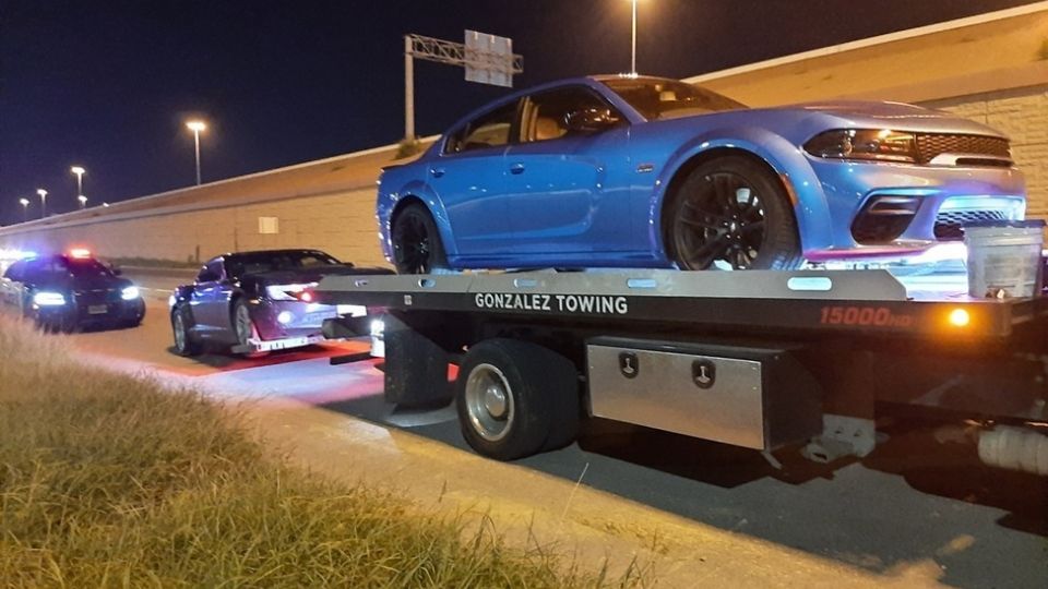 Cuando cambió a verde la luz, se arrancaron y el policía se fue tras ellos.