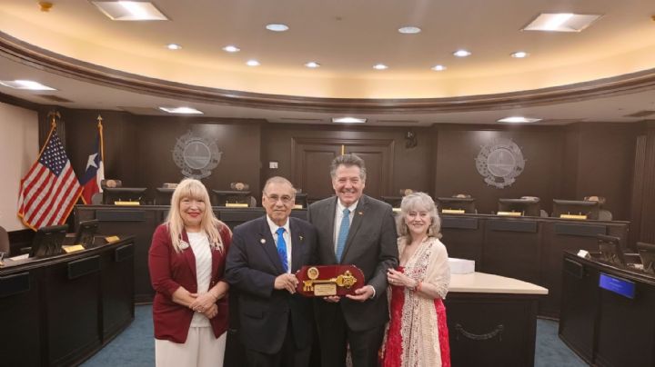 Recibe Pete Sáenz las llaves de la ciudad de Laredo