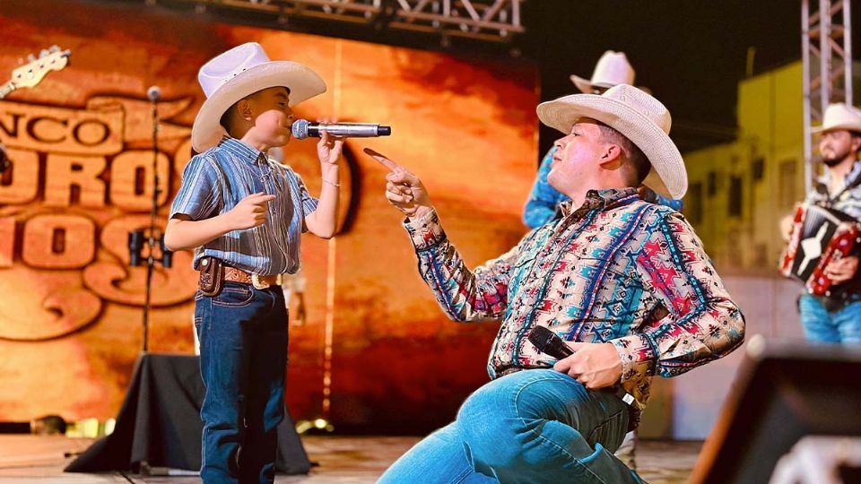 Leandro Ríos sube al escenario al niño Kevin Castorena