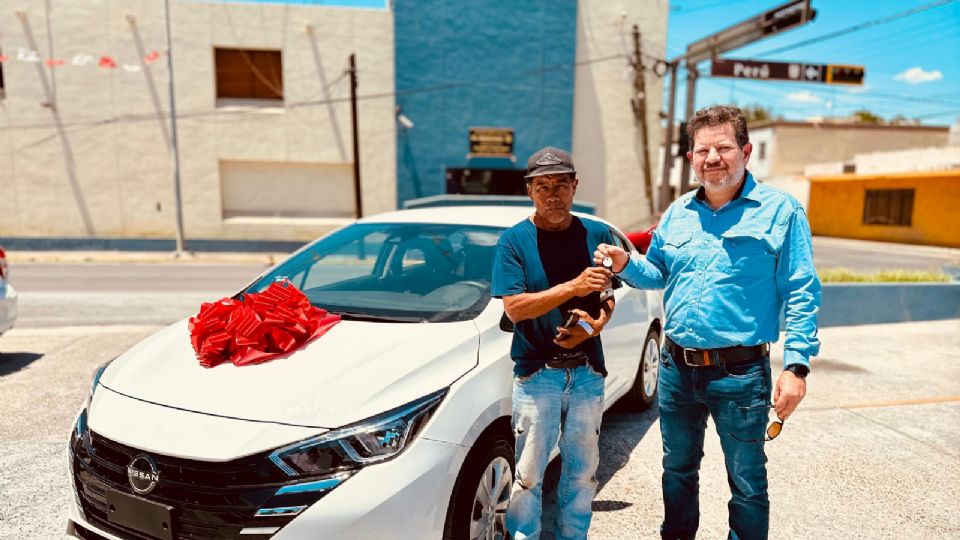 Don Marco se va a su trabajo en bicicleta, pero ahora podrá hacerlo en su nuevo auto.