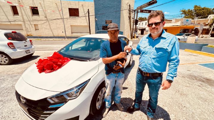 Albañil se movía a trabajar diariamente en bicicleta; ganó auto Versa 2024 en sorteo de El Mañana