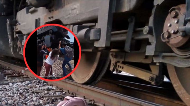 MOMENTO EXACTO en que locomotora de vapor arrolla a mujer frente a su hijo