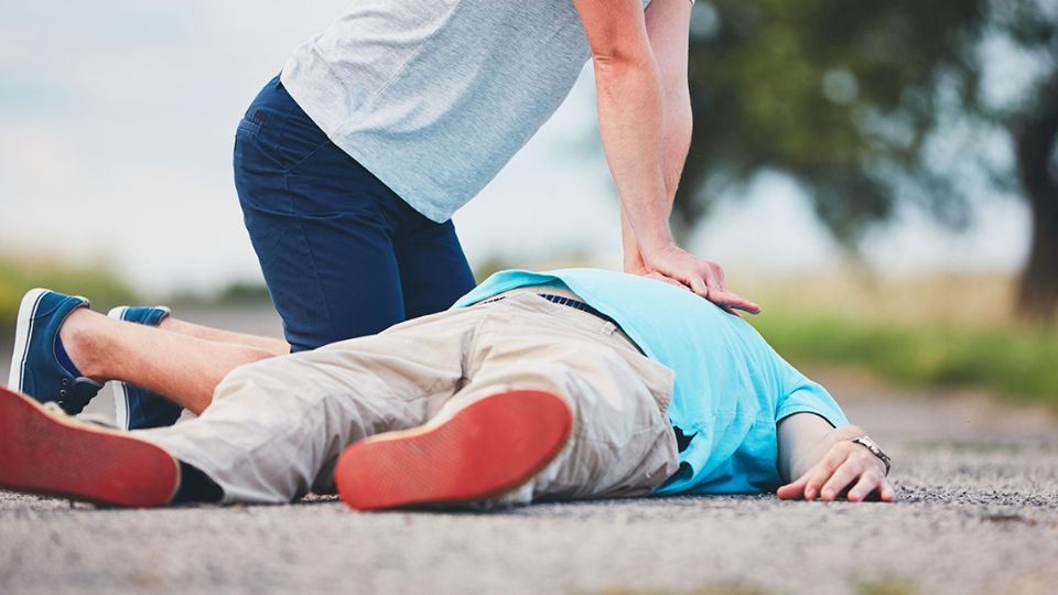 Un hombre arriba de 60 años de edad fue encontrado en el asfalto.