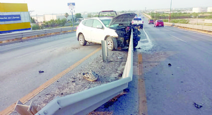 Impacta barandal y abandona camioneta en la Carretera Aeropuerto