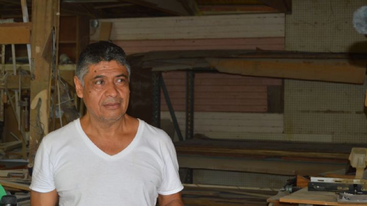 Carpintero en Laredo, Texas, crea verdaderas obras con la madera; tiene 40 años en el oficio