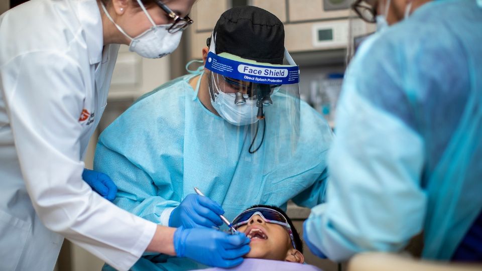 Ofrecen servicios dentales en Laredo, en especial a los de mayores necesidades.